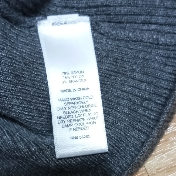 EUC turtle neck sweater. Express Brand. - Picture 3 of 3